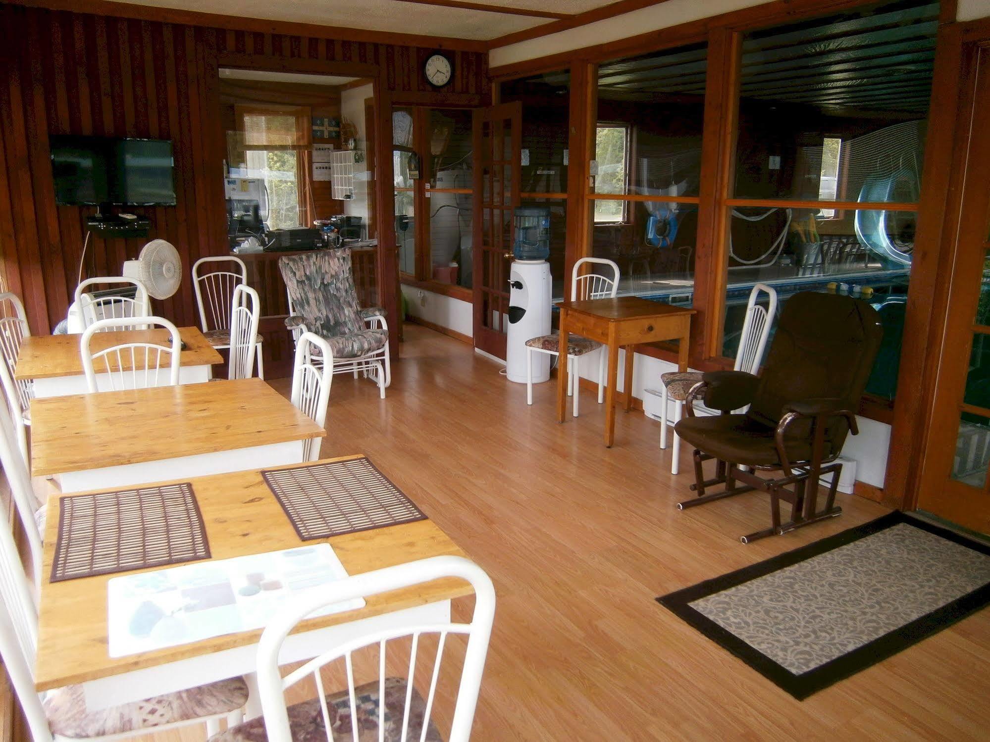 Motel De L'Anse Port-Daniel Bagian luar foto