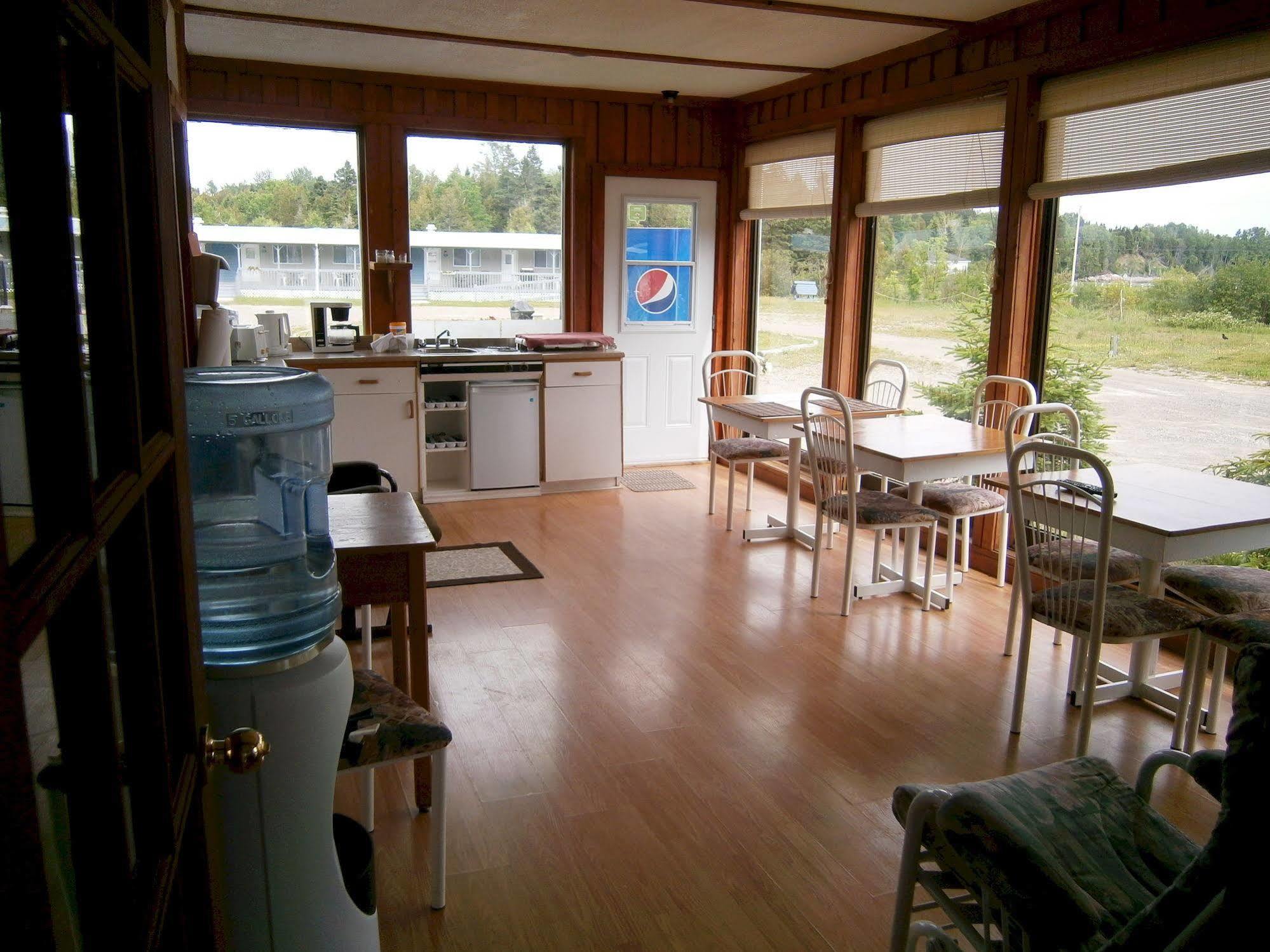 Motel De L'Anse Port-Daniel Bagian luar foto