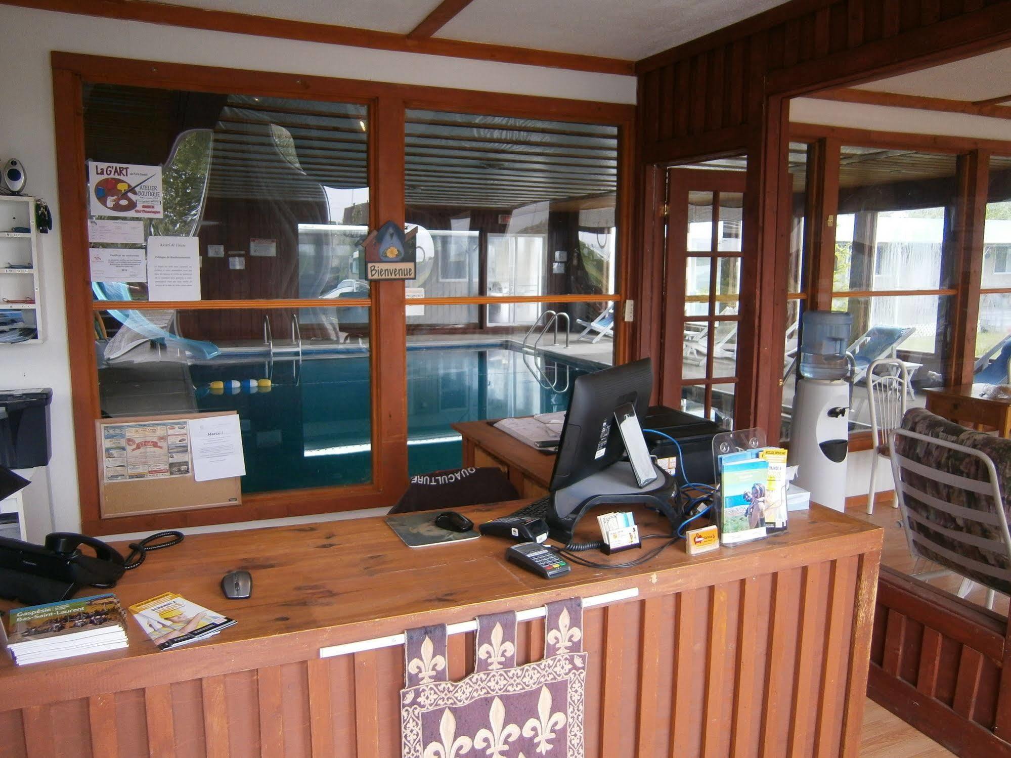 Motel De L'Anse Port-Daniel Bagian luar foto