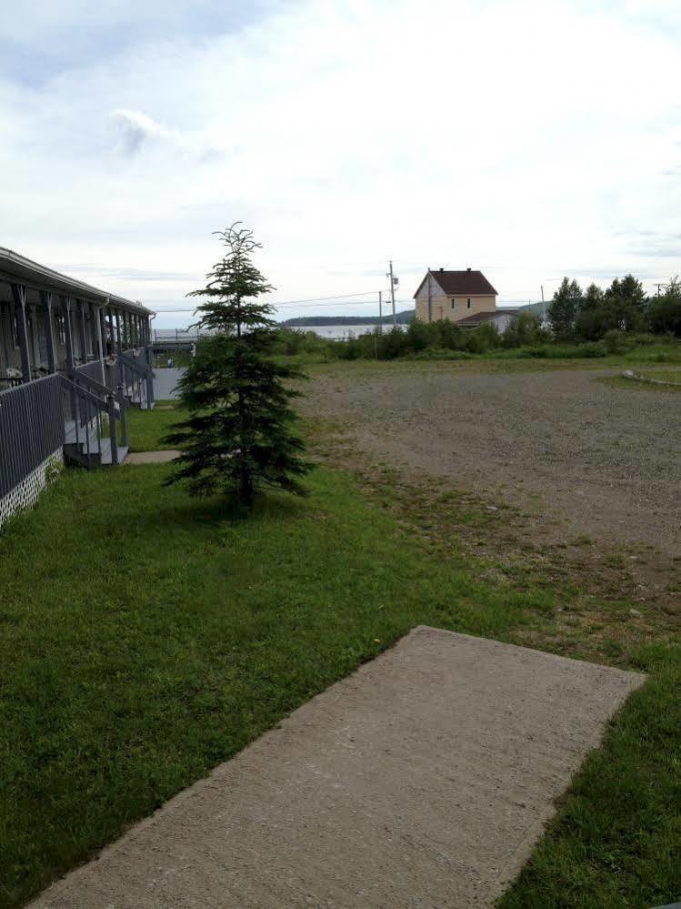 Motel De L'Anse Port-Daniel Bagian luar foto